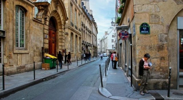 paris-le-marais-guide-rue-de-braque Narrow cobblestone street in Le Marais, Paris, with people walking and old stone buildings