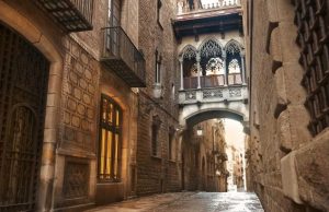 Gothic Quarter Guide: Map, Photo Spots, Safety Tips Pont del Bisbe (Bishop’s Bridge) over Carrer del Bisbe in Barcelona’s Gothic Quarter.
