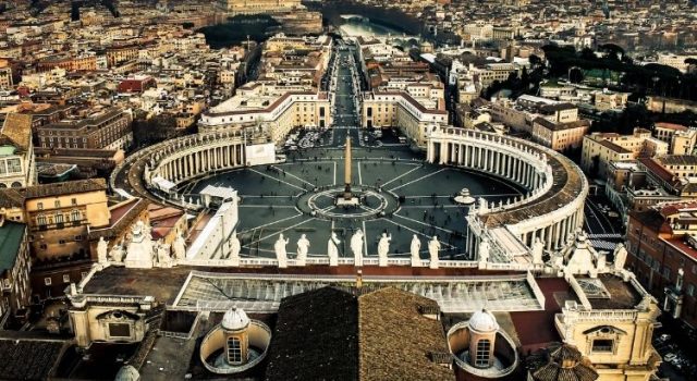 rome-metro-line-a-vatican-street-food Aerial view of St Peter’s Square and Vatican City in Rome, near Metro Line A stops