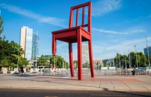 One Day in Geneva: The Perfect “Walkable” Itinerary (2026) The Broken Chair monument in Geneva, a well-known landmark along a walkable city itinerary near Place des Nations.