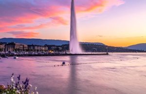 Cheap Eats in Geneva: Best Restaurants Under 25 CHF Sunset view of Lake Geneva with the Jet d’Eau fountain, reflecting the city’s vibrant atmosphere and affordable dining scene.