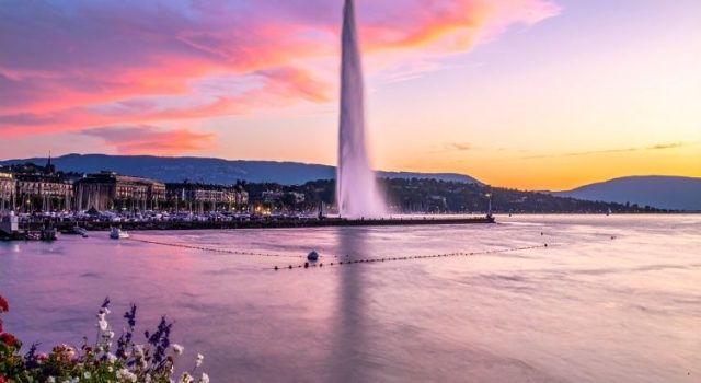geneva-jet-deau-sunset-budget-dining-2026 Sunset view of Lake Geneva with the Jet d’Eau fountain, reflecting the city’s vibrant atmosphere and affordable dining scene.