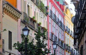 Geneva Old Town Guide: Walking the “Vieille Ville” & Secret Passages (2026) Colorful historic buildings and balconies in Geneva Old Town, part of the Vieille Ville walking route and its hidden passages.