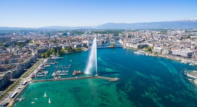 Aerial view of Lake Geneva and the Jet d’Eau in summer, highlighting popular swimming areas near Bains des Pâquis and the Rhône.