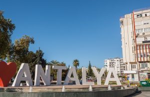 Antalya Food Diaries: Why I Put Tahini on My Meatballs (Tahinli Piyaz) (2026)